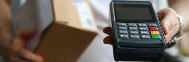 Adam ödeme ve paket için terminal uygulamasına sahip