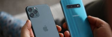 Erkek el ele tutuşması Apple iphone pro ve samsung galaksisi 10