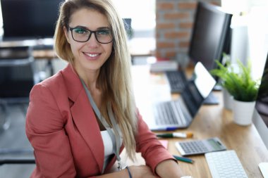 Modern ofis arkaplan resmine karşı iş kadını..