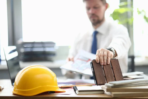 Gele helm op tafel — Stockfoto