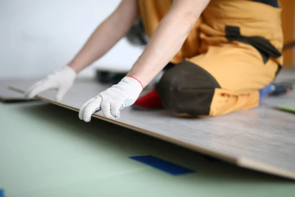 Glad hantverkare som arbetar i lägenhet — Stockfoto