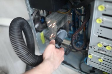 Tozdaki bilgisayar bileşenleri