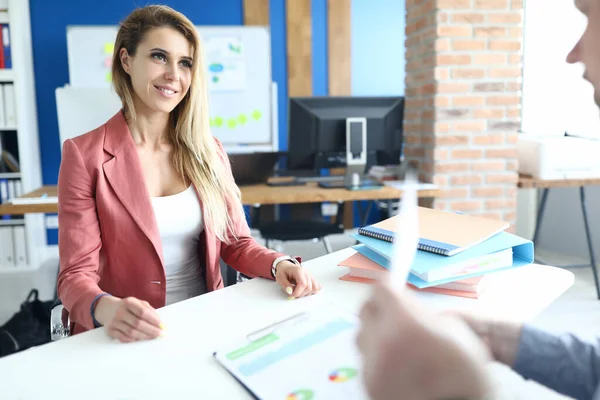 Rubia feliz dama en la oficina — Foto de Stock