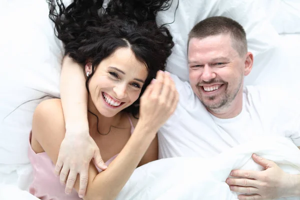 Feliz caucásico beatyful pareja mentira en cama vista superior retrato —  Fotos de Stock