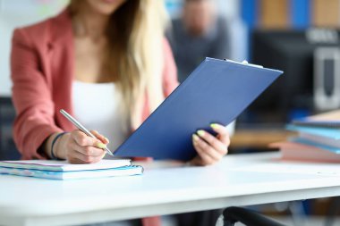 Elinde mavi pano tutan bir çalışan.