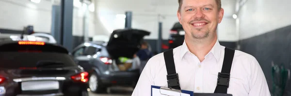 Happy man with checklist paper — Stockfoto