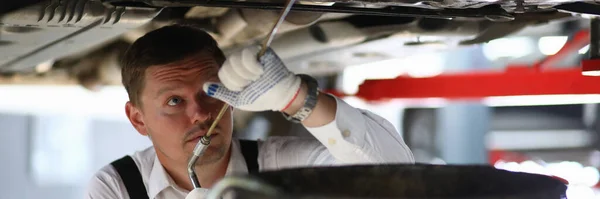 Garagem trabalhador reparando veículo — Fotografia de Stock