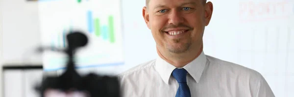 Homme souriant au bureau — Photo