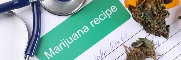 Auf dem Tisch medizinische Verschreibung für den Konsum von Marihuana — Stockfoto