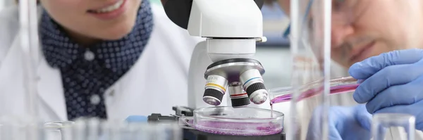Asistentes de laboratorio realizan examen químico —  Fotos de Stock