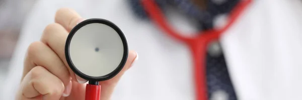 Doctor in white coat shows stethoscope membrane — Stock Photo, Image