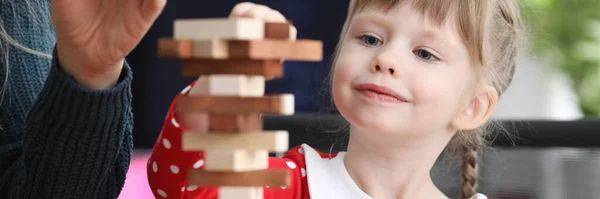 Mamma lägger trädetaljer på bordet. — Stockfoto