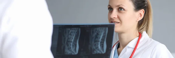 Ärzte diskutieren Patientendiagnose anhand von Röntgenaufnahmen — Stockfoto