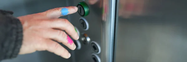 El hombre presiona el botón del ascensor, sus manos coronavirus — Foto de Stock