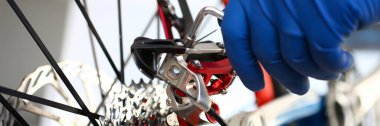Eldivenli tamirci el bisikletteki aracı ayarlar