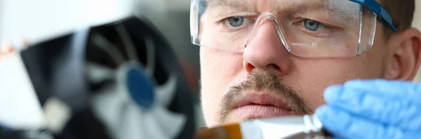 Yakın plan adam gözlükleri mekanik parça aygıtını tamir eder — Stok fotoğraf