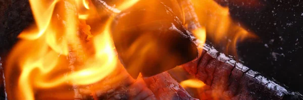 Leña quemada de cerca en el fuego, carbones negros — Foto de Stock