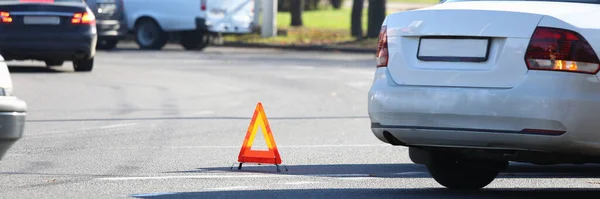 Há sinal de acidente triângulo amarelo na estrada — Fotografia de Stock