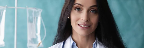 Красивая женщина врач стоять с папкой улыбаясь — стоковое фото