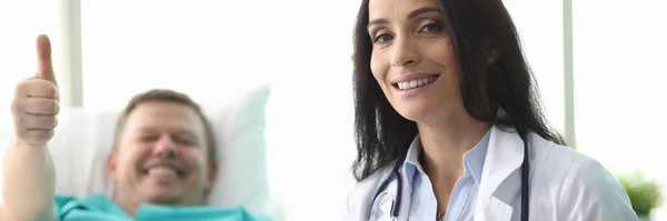 Man hospital bed shows gesture approval doctor — Stock Photo, Image