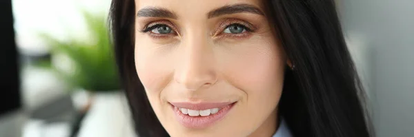 Retrato de hermosa mujer alegre —  Fotos de Stock