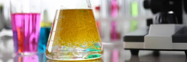 Vaso de precipitados con líquido coloreado en laboratorio — Foto de Stock