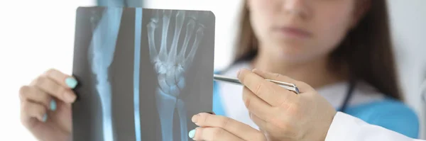 Dokter bespreekt röntgenfoto van patiënt — Stockfoto