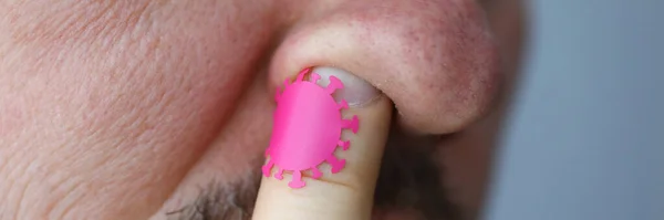 Чоловік поклав палець на мікроби коронавірусу носа — стокове фото