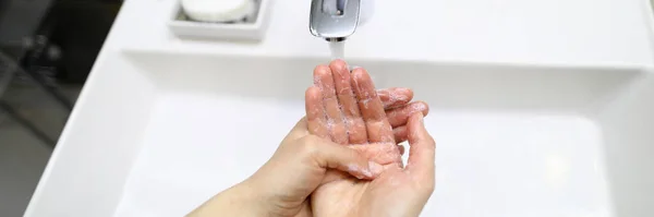 Vor dem Essen die Hände waschen — Stockfoto