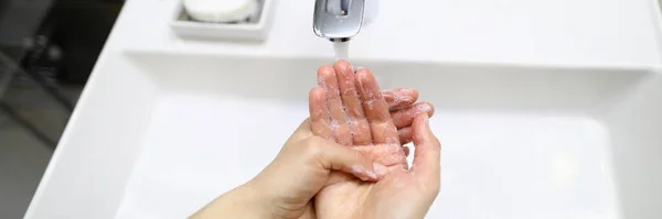 Handen wassen voor het eten concept — Stockfoto