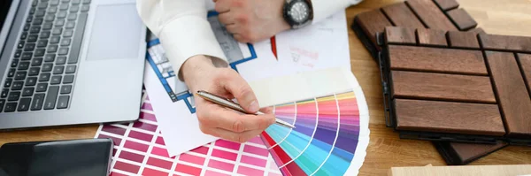 Mannelijke ontwerper hand houden zilveren pen tegen kleur palet trend — Stockfoto