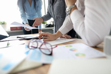Modern ofiste proje üzerinde çalışan iş adamları