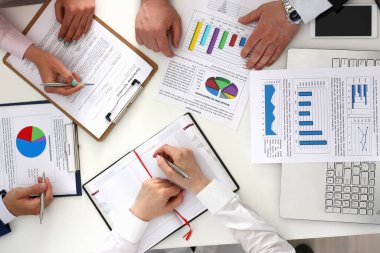 Ofiste belgelerle çalışan iş ortakları