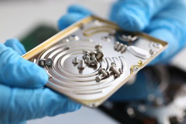 Gümüş cıvata koleksiyonu tutan erkek eller