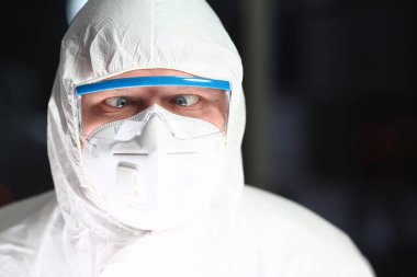 Koruyucu maskeli genç adam şaşı gözler