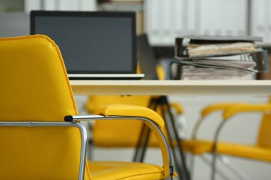 Modern dizüstü bilgisayarı ve belgeleri olan boş işyeri