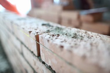 İnşaat alanında çimentoyla yeni tuğla duvar