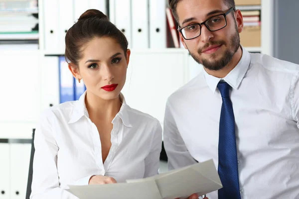 Compañeros de negocios analizan informe financiero en el trabajo — Foto de Stock