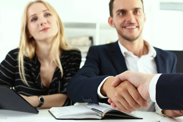 Gli uomini d'affari stringono la mano durante la riunione in ufficio — Foto Stock