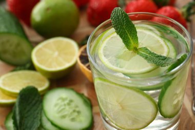 Lezzetli taze mojito ve limonlar masada.