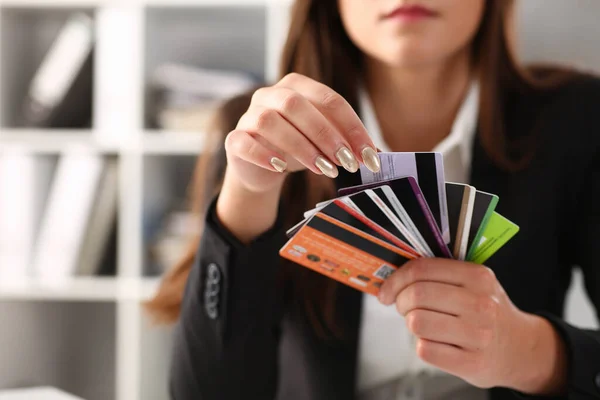 Jonge vrouw handen met verschillende bankkaarten — Stockfoto