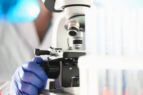 Wetenschapper werkt met moderne microscoop in laboratorium — Stockfoto