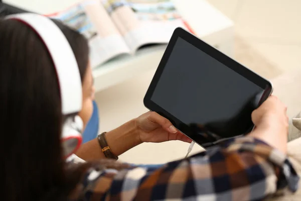 Junge Frau mit Kopfhörer nutzt Tablet-Computer — Stockfoto