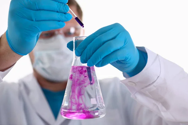 Homme scientifique en masque médical faisant des tests de laboratoire — Photo