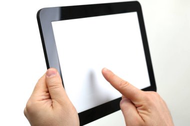 Genç adam modern tablet bilgisayar kullanıyor.