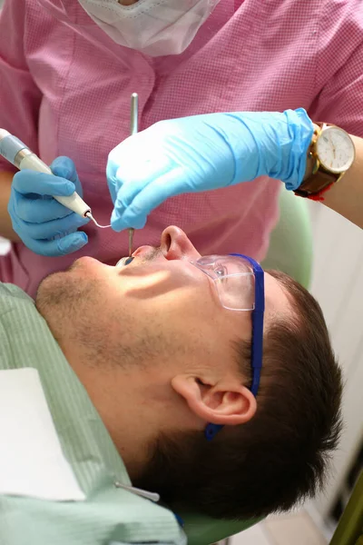 Kvinnlig tandläkare undersöker patientens tänder på tandvårdskliniken — Stockfoto