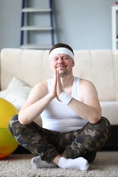 Glädjande ung man utövar yoga hemma — Stockfoto