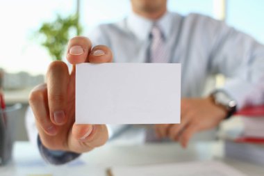 İş adamı ofisteki ziyaretçiye kartvizit veriyor.