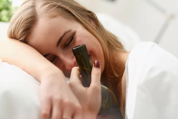 Joyeux jeune femme avec du vin se réveiller après la soirée — Photo