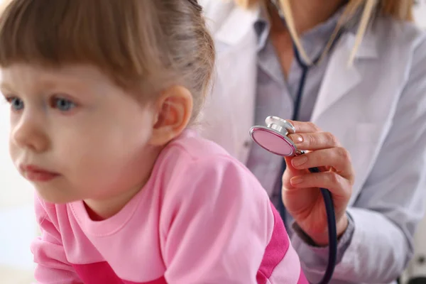 Ärztin überprüft Atem des Kindes mit Stethoskop — Stockfoto